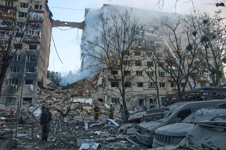 Russian attack on Kiev overnight kills 14 and injures 44, Ukraine minister says