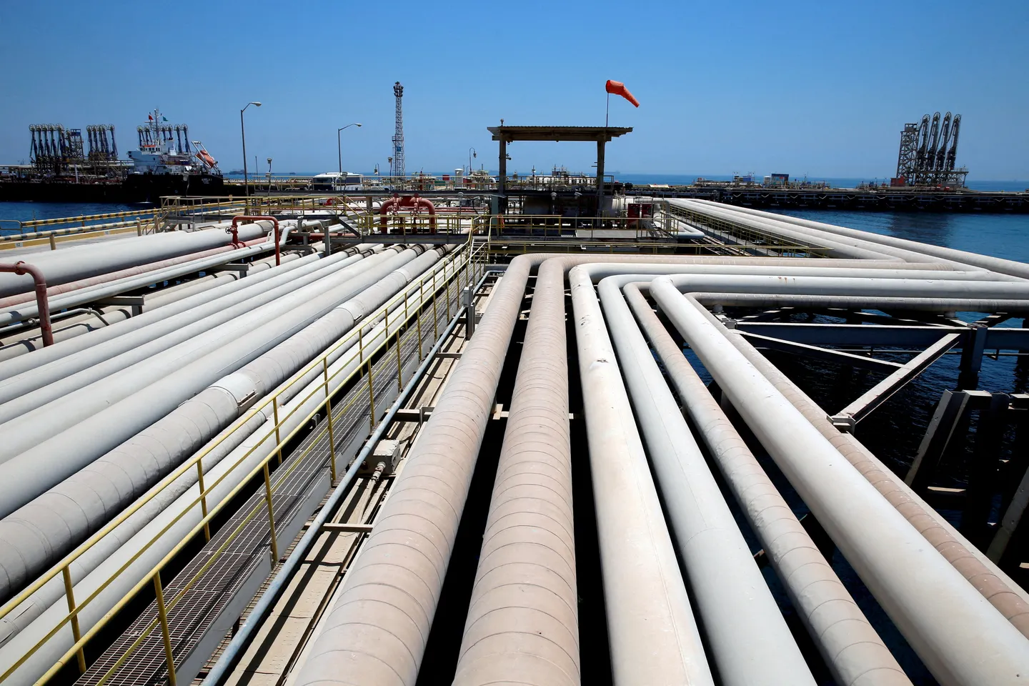 Conflit Israël-Iran: le pétrole grimpe, les marchés boursiers temporisent