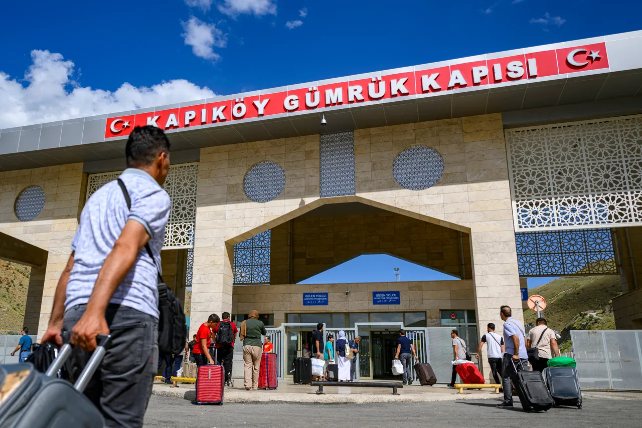 د سیمه ییزو کړکېچونو په زیاتېدو سره، تورکیې او ایران د مځکنیو پولو له لارې تګ راتګ ودرولو.