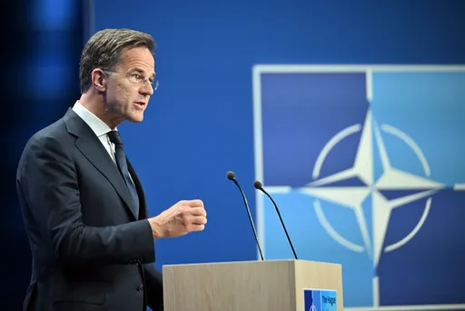 الناتو يؤكد استعداده للدفاع عن كل شبر من أراضي الحلفاء ويدعو إلى إعادة فتح مضيق هرمز