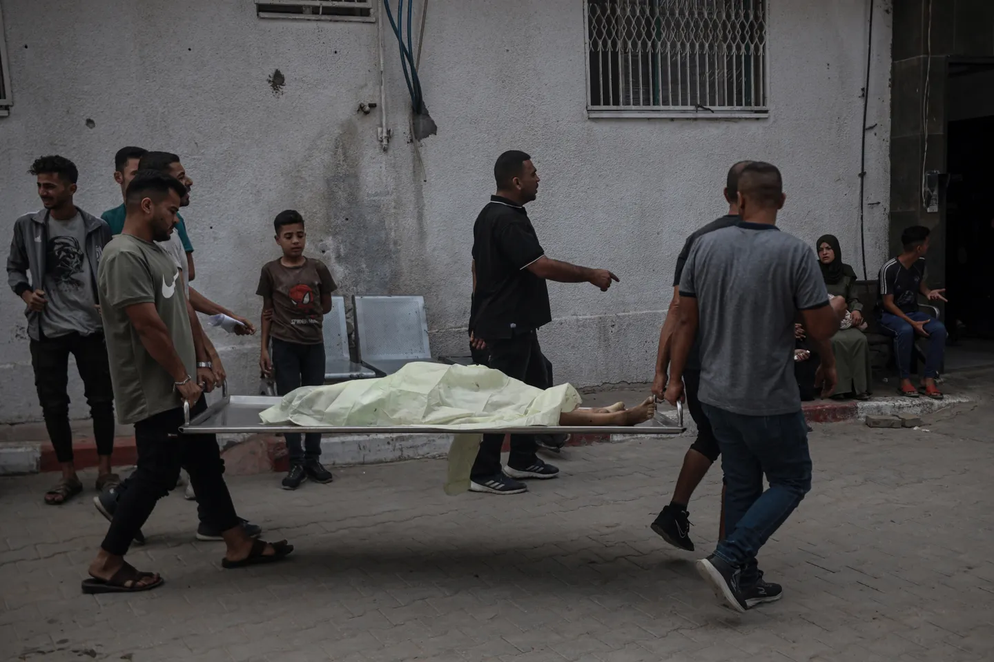 Gaza: au moins 100 Palestiniens tués, dont des demandeurs d’aide alimentaire