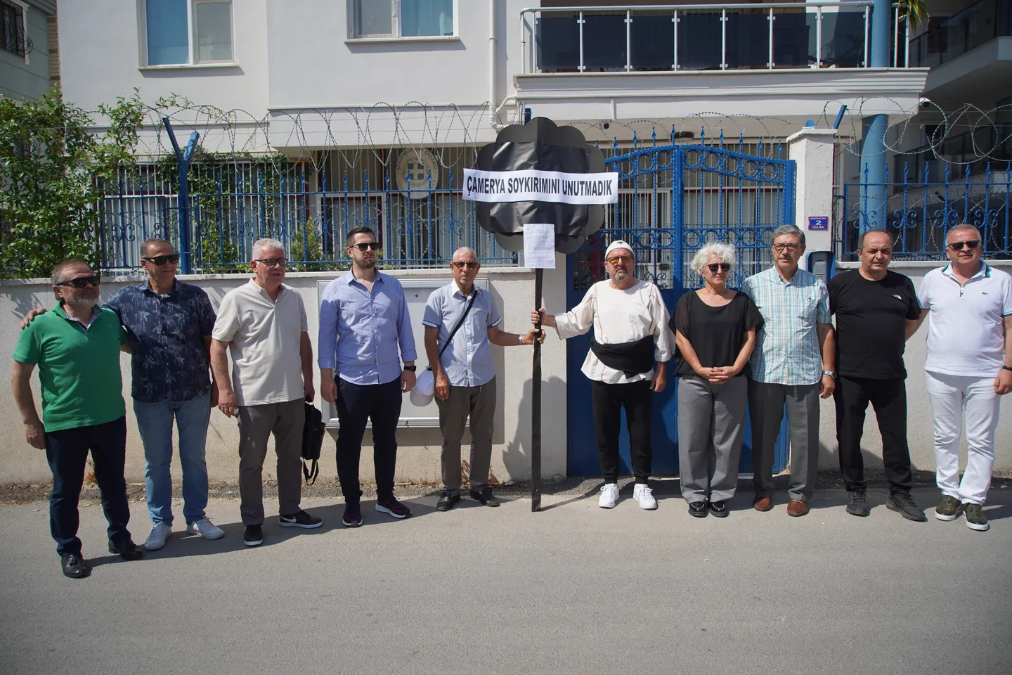 Gjenocidi në Çamëri përkujtohet me kurorë të zezë pranë konsullatës greke në Edirne