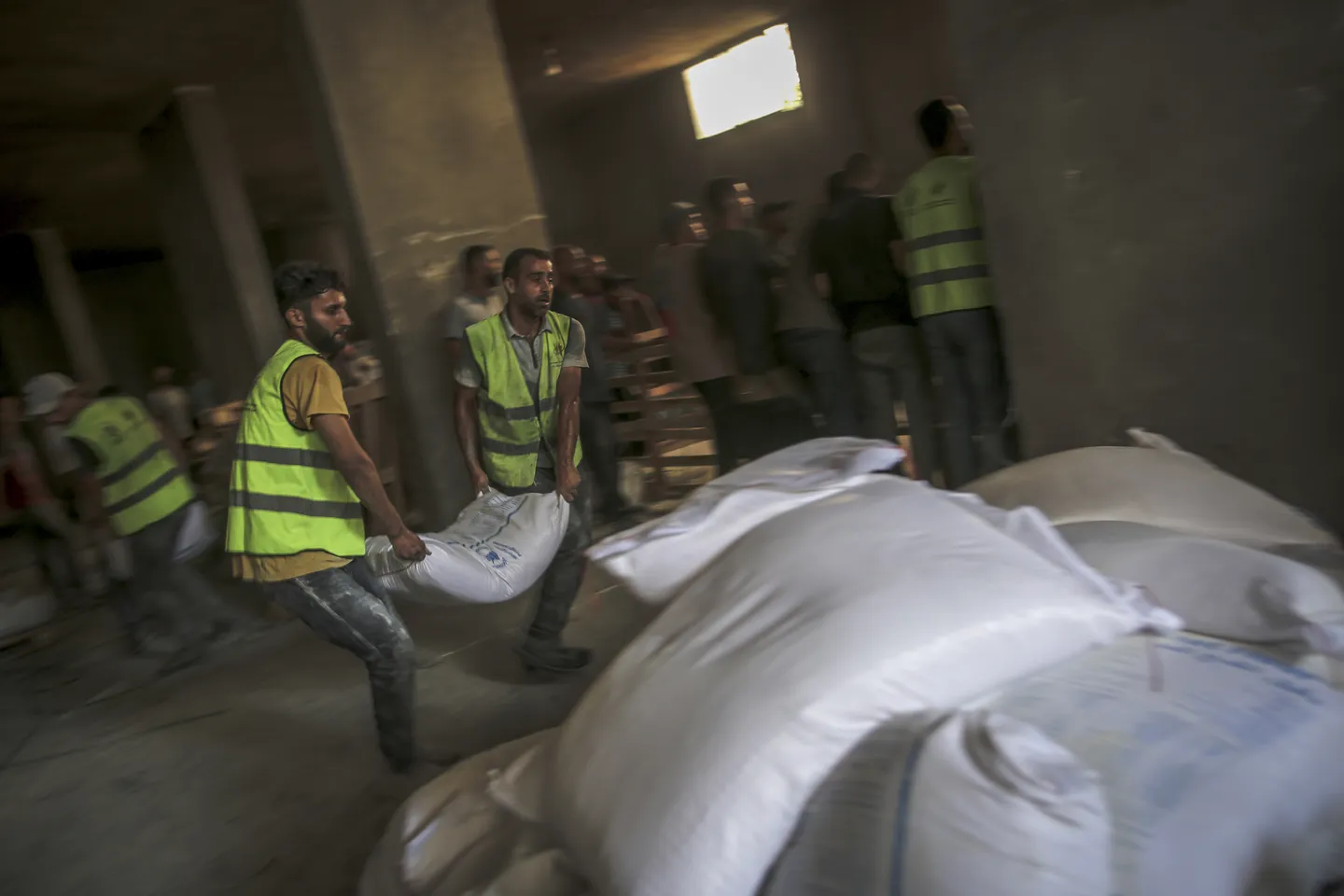 "اعتداء على الصحة العامة".. حكومة غزة: أقراص مخدرة داخل طحين من المساعدات الأمريكية-الإسرائيلية