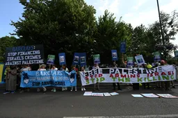 Aktivistët propalestinezë protestojnë jashtë turneut të tenisit Wimbledon në Londër