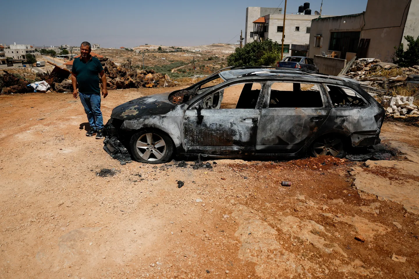 الضفة الغربية.. إصابة فلسطينيين باعتداءات المستوطنين بنابلس وتهجير قسري لـ30 عائلة قرب أريحا