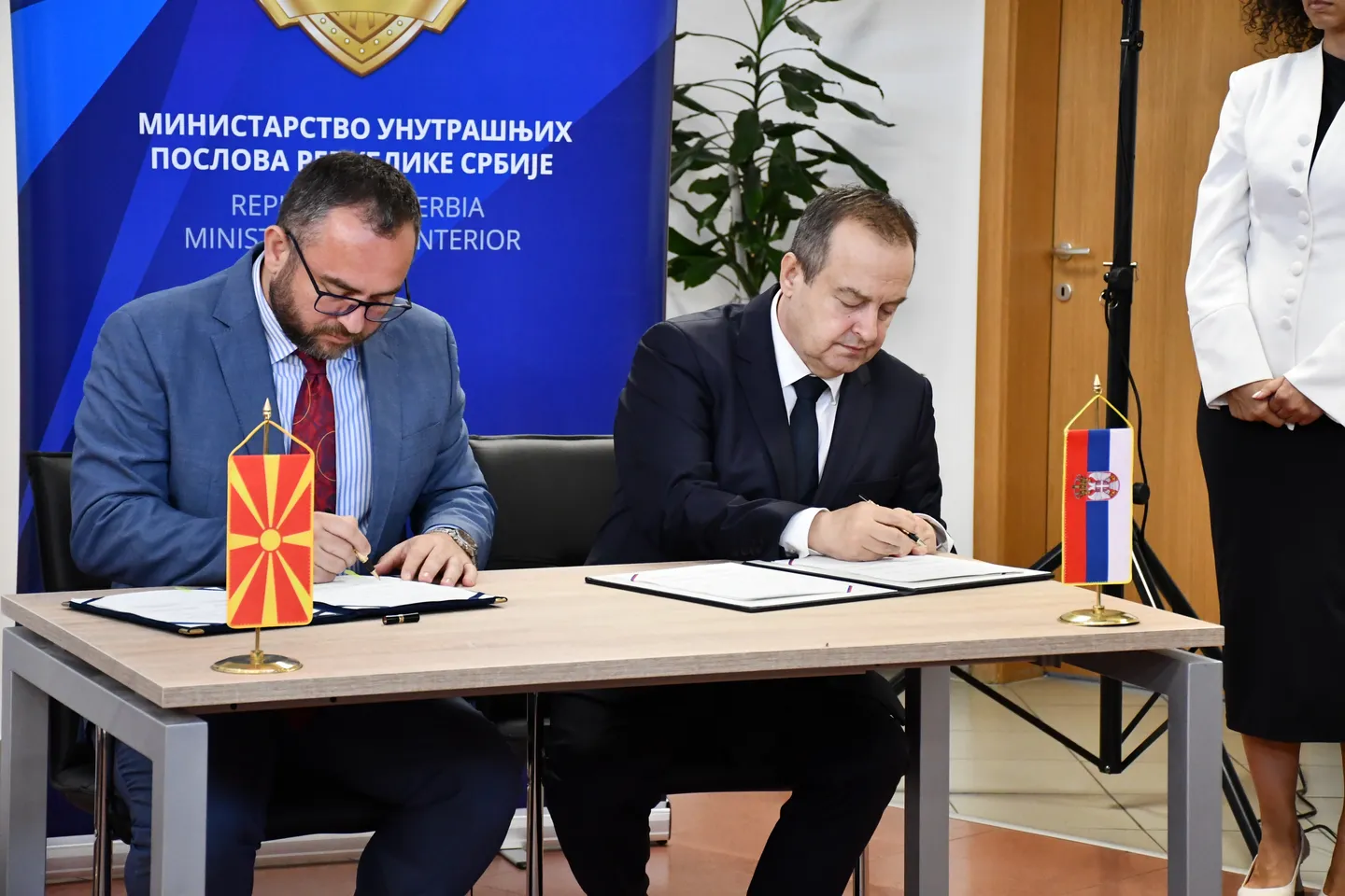 Sj. Makedonija i Srbija potpisale sporazum o graničnoj kontroli na prelazu Tabanovce - Preševo