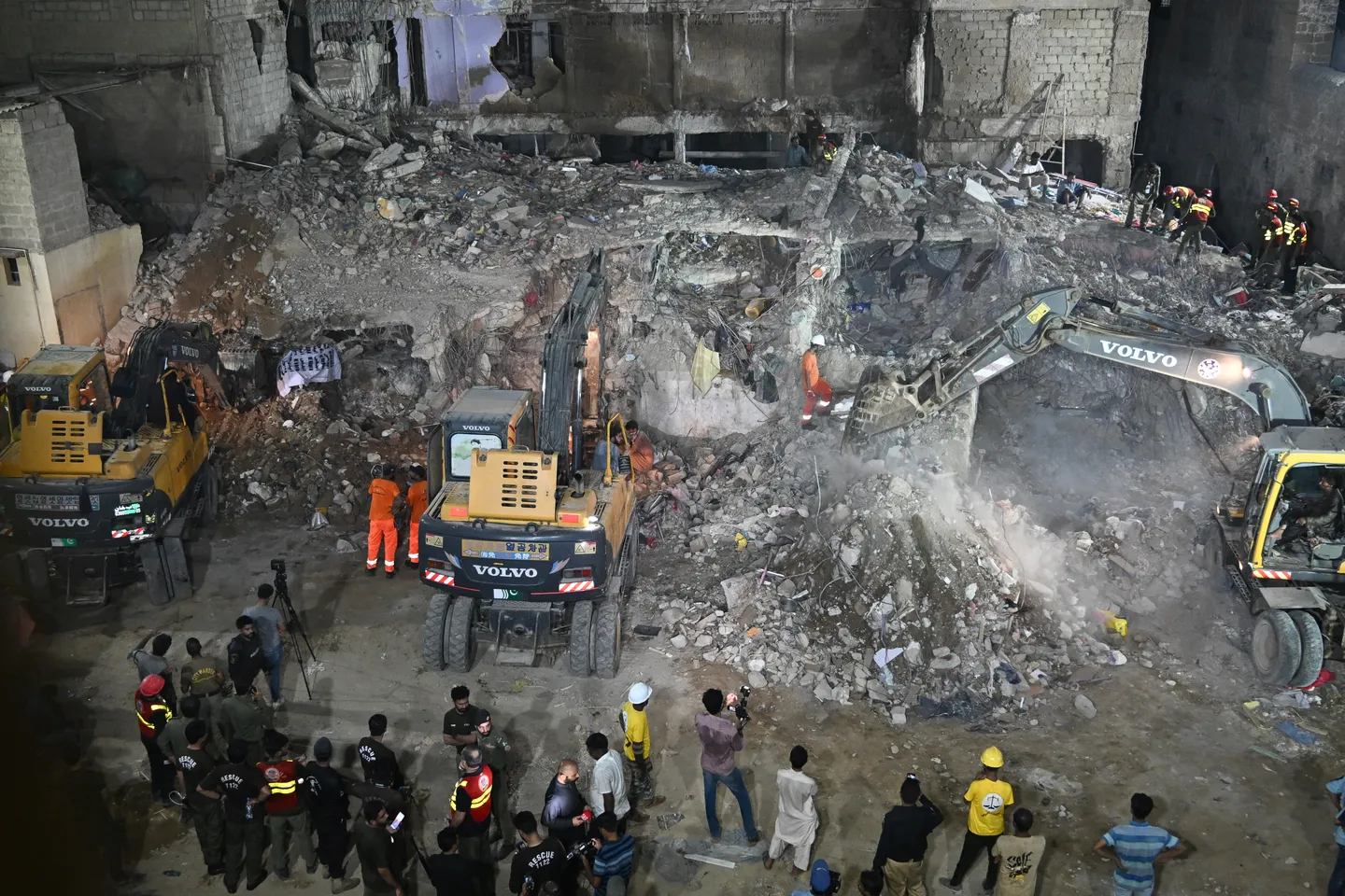 Search continues after Pakistan building collapse kills 14