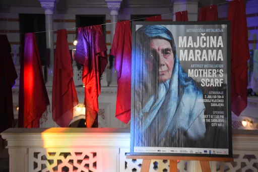U Sarajevu otvorena izložba “Majke/Mothers“ i instalacija “Mahrame sjećanja“