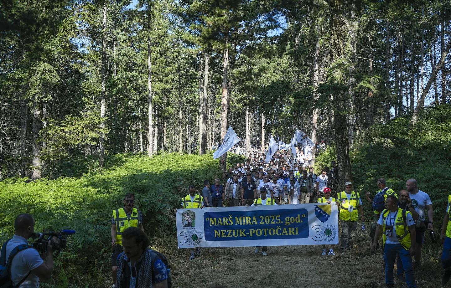 Mijëra njerëz në "Marshimin e Paqes", homazhe viktimave të gjenocidit në Srebrenicë