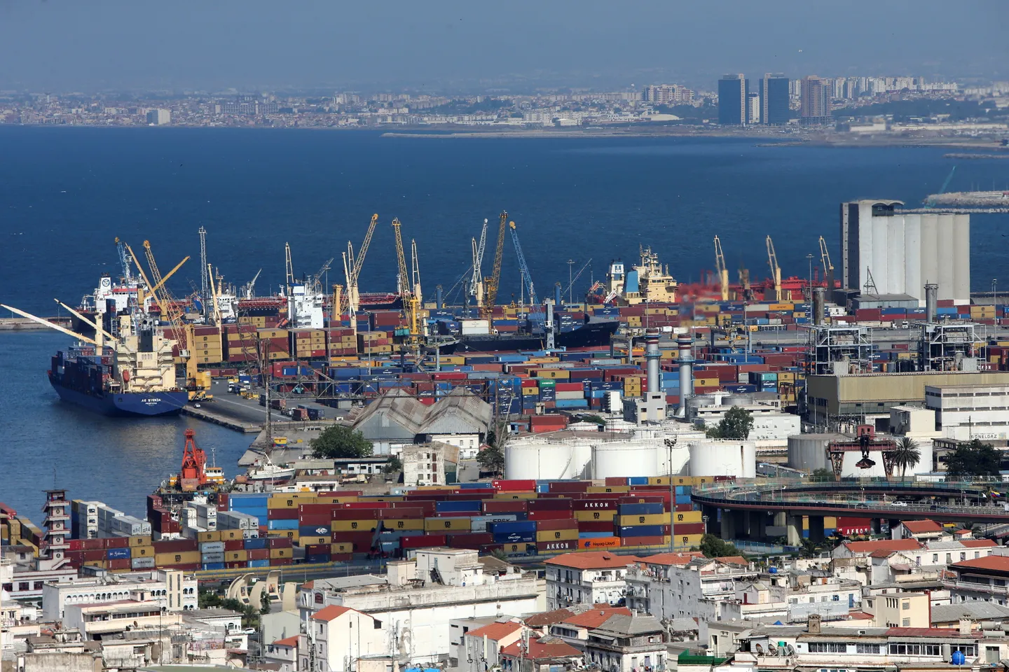 Trump annonce à l'Algérie la surtaxe sur ses produits