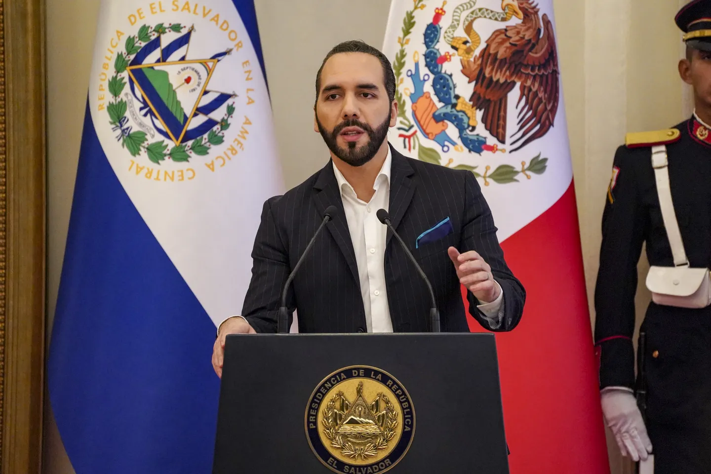 ¿Qué está pasando en la disputa diplomática entre México y El Salvador por una “narcoavioneta”?