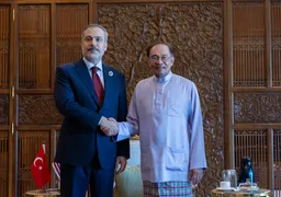 Ministri i Jashtëm turk takohet me kryeministrin e Malajzisë në Kuala Lumpur