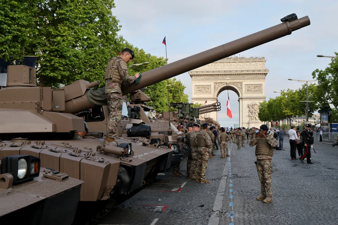 Macron annonce la hausse des dépenses militaires en France