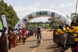 La force des pédales rencontre un objectif vert dans la course à la conservation des forêts du Kenya