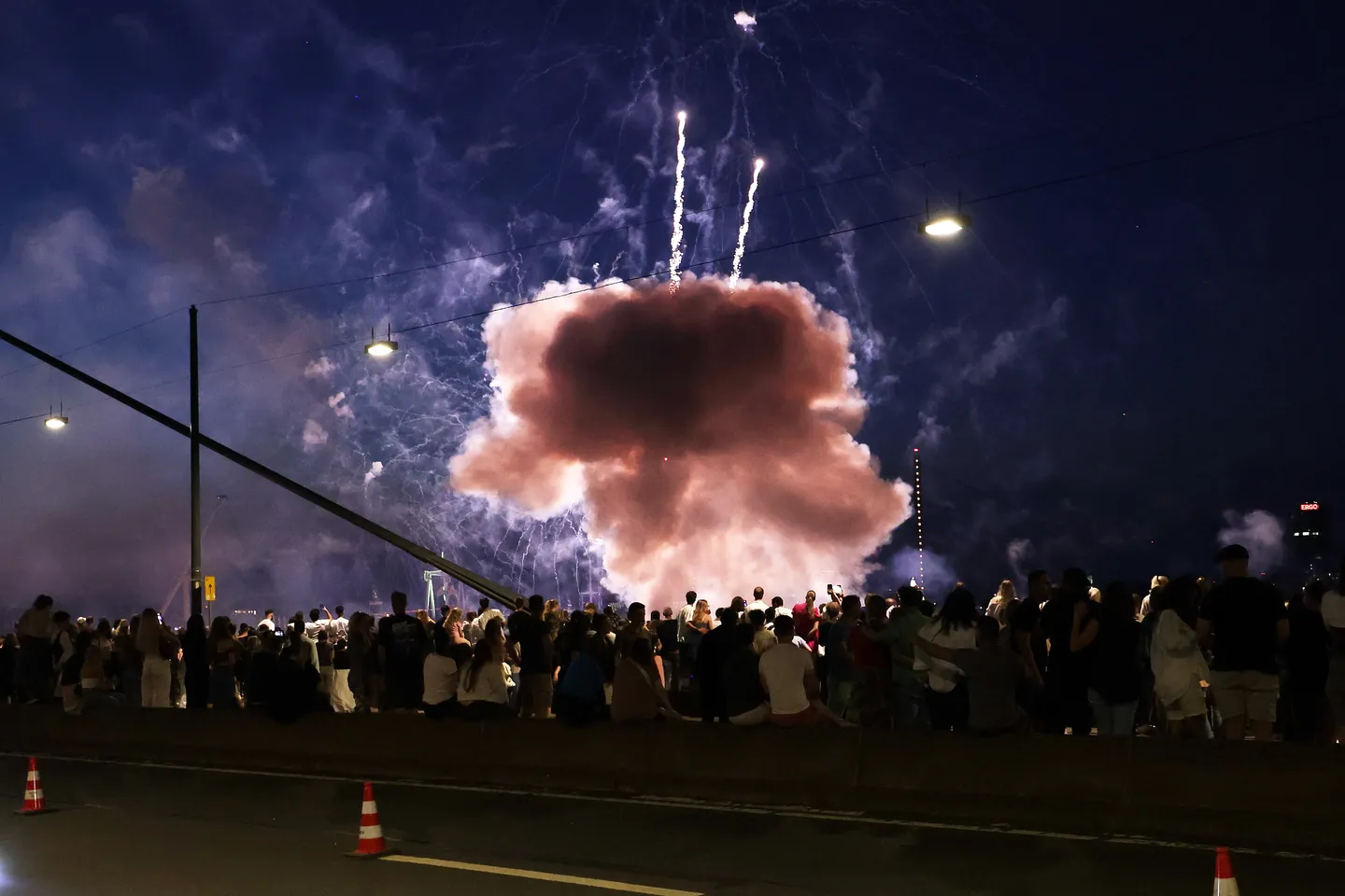 Unfall bei Feuerwerk - 19 Verletzte auf Rheinkirmes