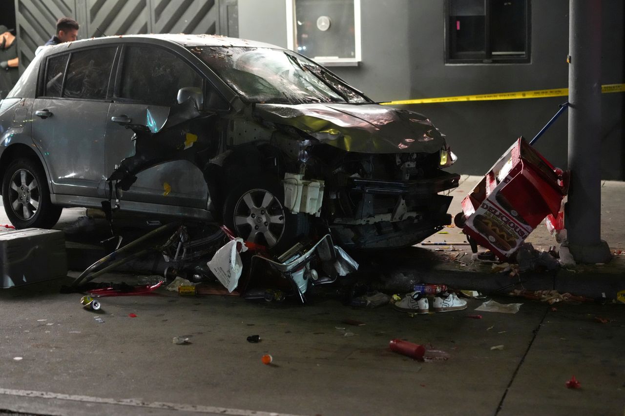 Vehicle plows into crowd near Hollywood, leaving dozens injured - TRT World
