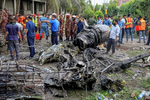 Bangladeşde bolan uçar heläkçiliginde ýogalanlaryň sany 27 adama ýetdi