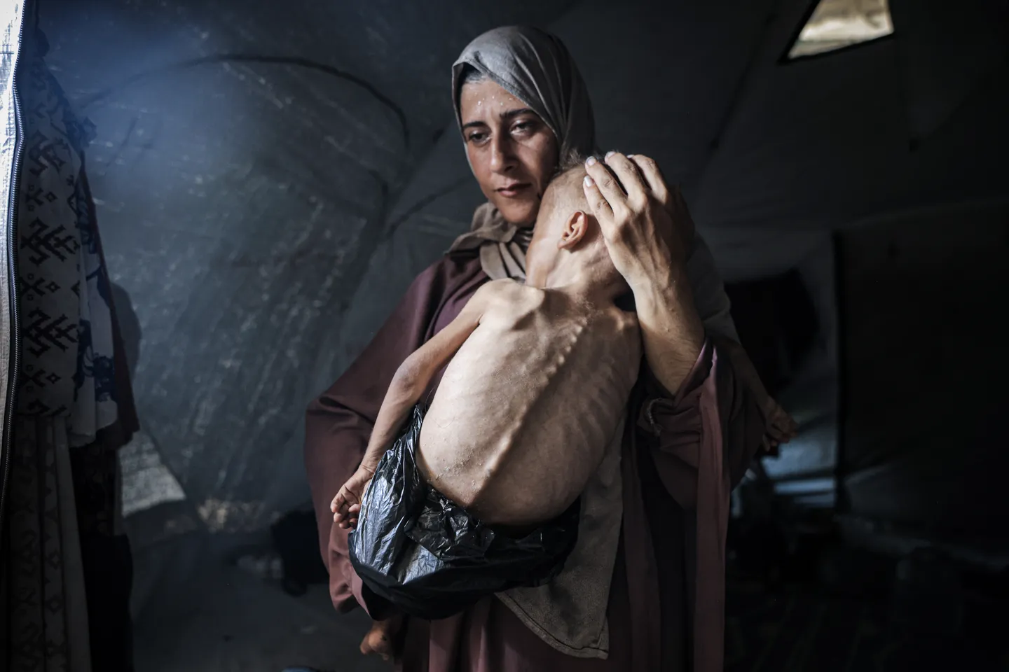 15 Palestinians, including four children, die of starvation in Gaza within 24 hours