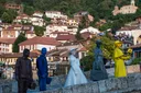 Artistët nga Shkupi shndërrohen në skulptura në “Prizrenfest”, pritet me interes nga qytetarët