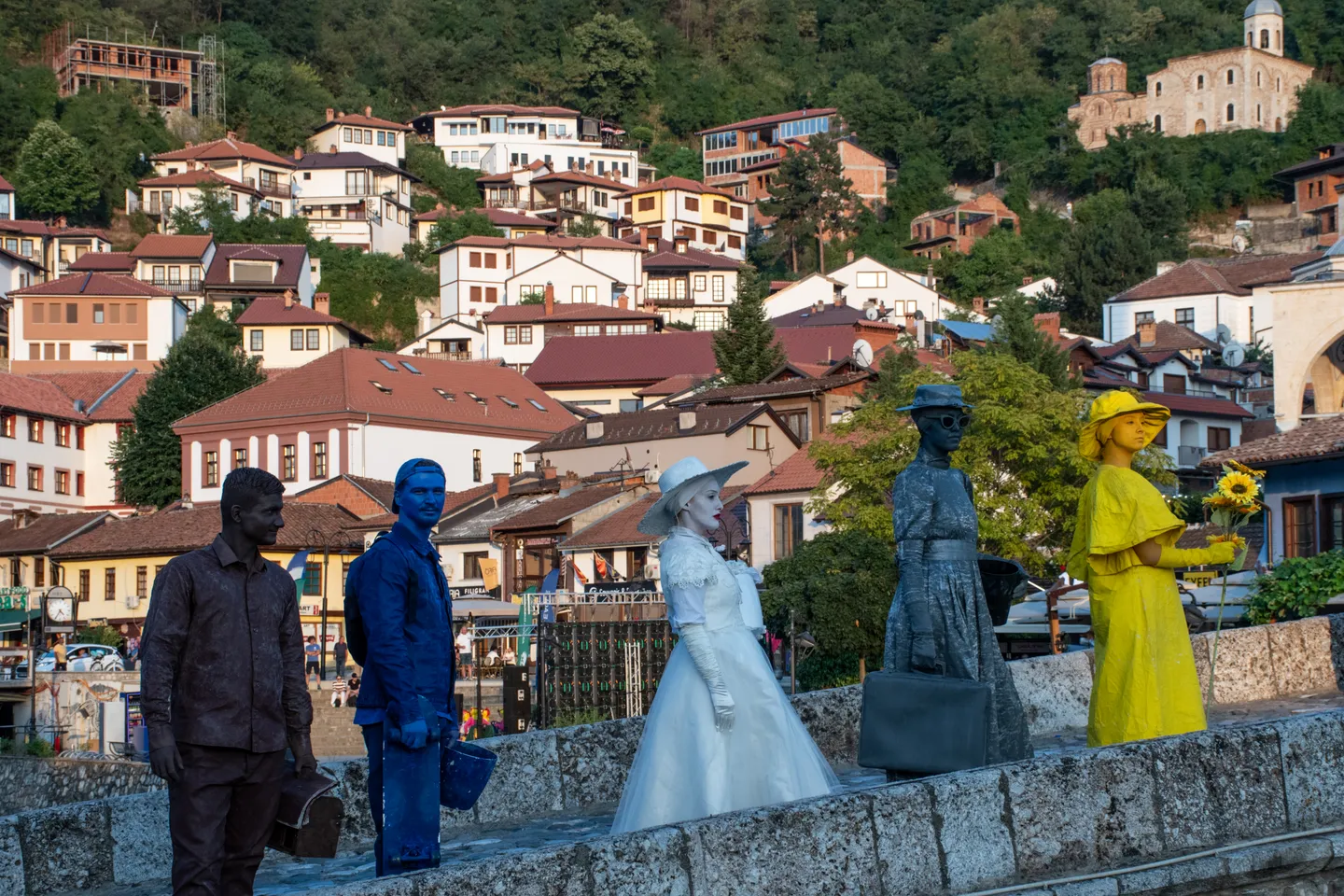 Artistët nga Shkupi shndërrohen në skulptura në “Prizrenfest”, pritet me interes nga qytetarët