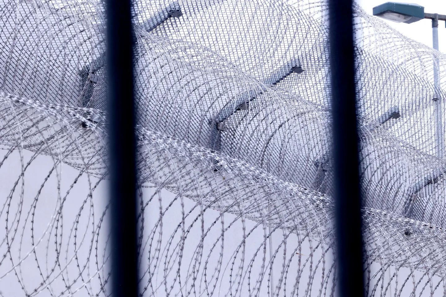 Bericht: Viele Gefängnisse an der Belastungsgrenze