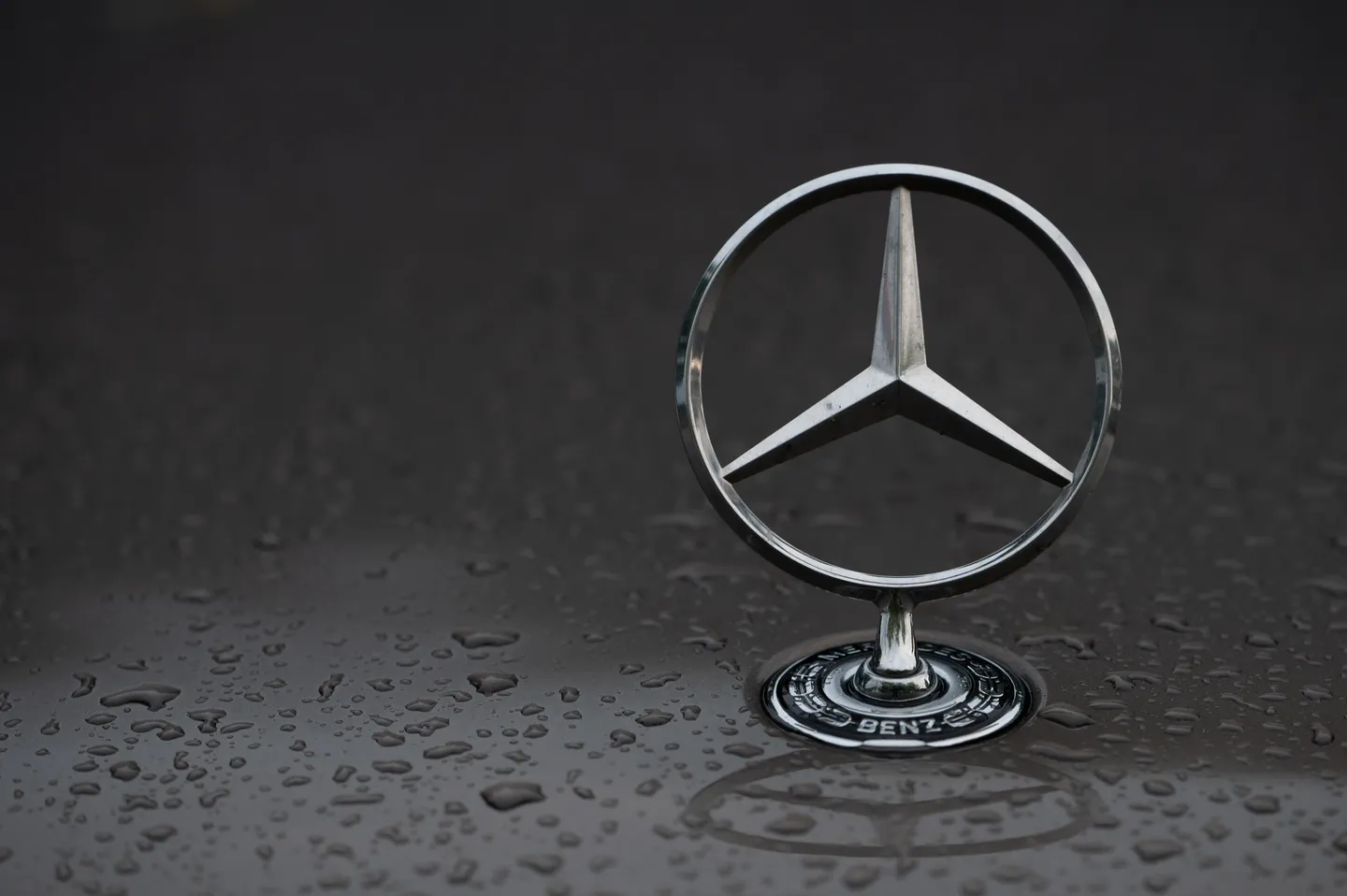 Gewinn bei Mercedes-Benz bricht um mehr als die Hälfte ein