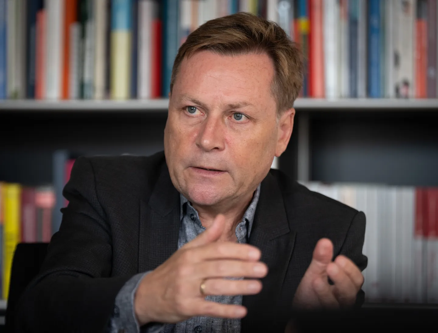 Universitäts-Präsident stellt sich vor SPD-Richterkandidatin