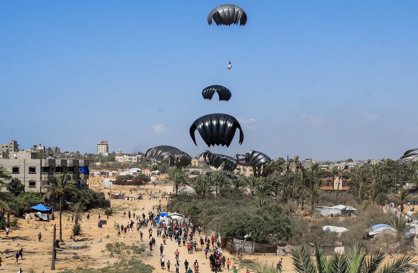 Largages à Gaza: humanitaire ou cynisme en haute altitude?