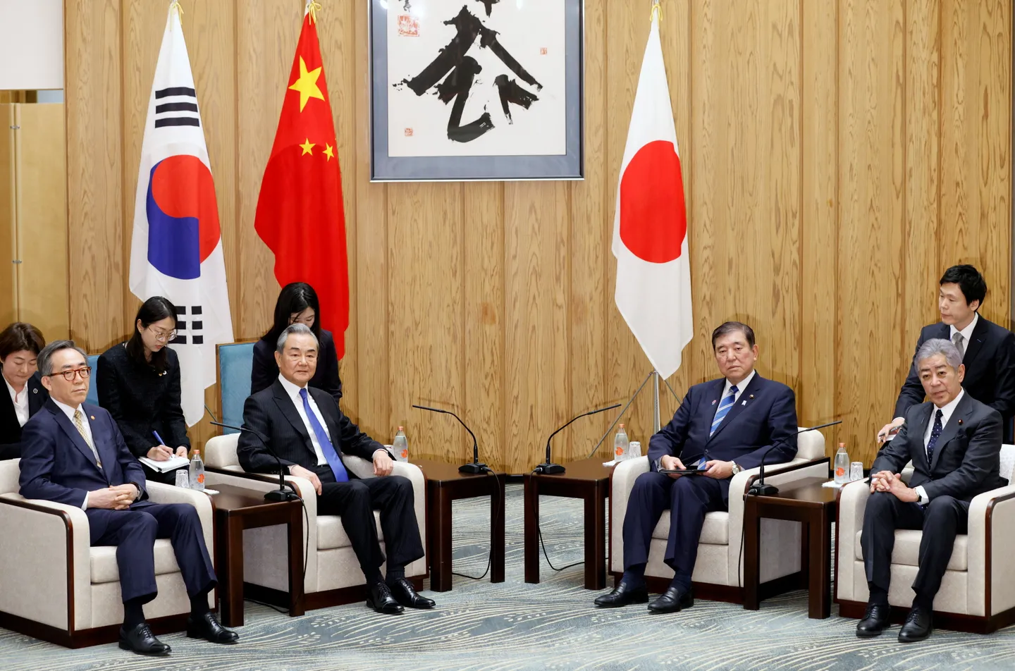 한국, 외교 수장의 발언에도 불구하고 중국과의 관계 강화 모색