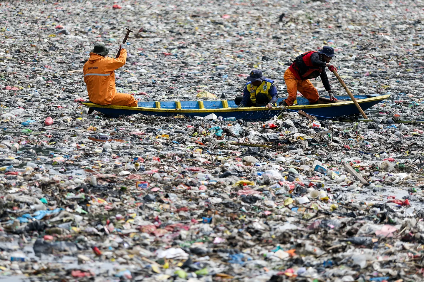 Bota në “duart e plastikës”, paralajmërojnë ekspertët: Kërcënim serioz për shëndetin