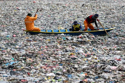 Bota në “duart e plastikës”, paralajmërojnë ekspertët: Kërcënim serioz për shëndetin