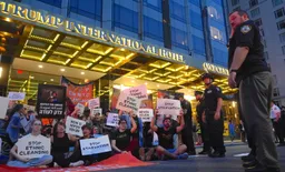 Протести против гладот во Газа пред хотелот на Трамп во Њујорк