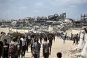 Израелски напади убија 7 Палестинци, вклучувајќи 3 кои чекаат помош во Газа