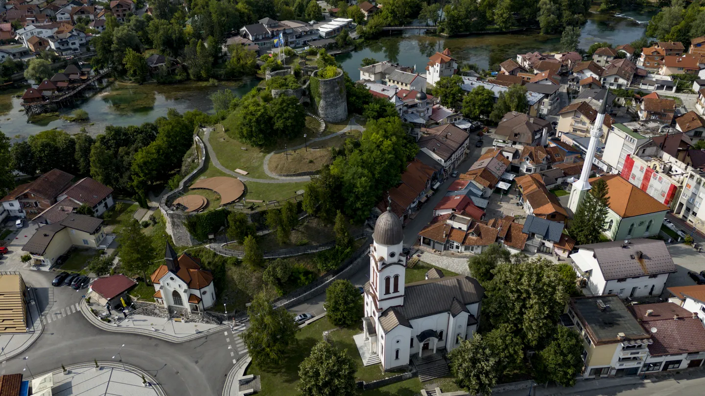 Bosanska Krupa: Tri bogomolje u jednom "dvorištu"