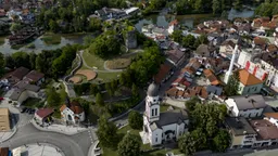 Bosanska Krupa: Tri bogomolje u jednom "dvorištu"