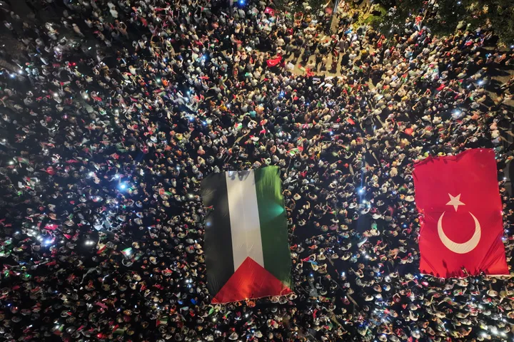 Istanbul : des dizaines de milliers de personnes manifestent contre le génocide à Gaza