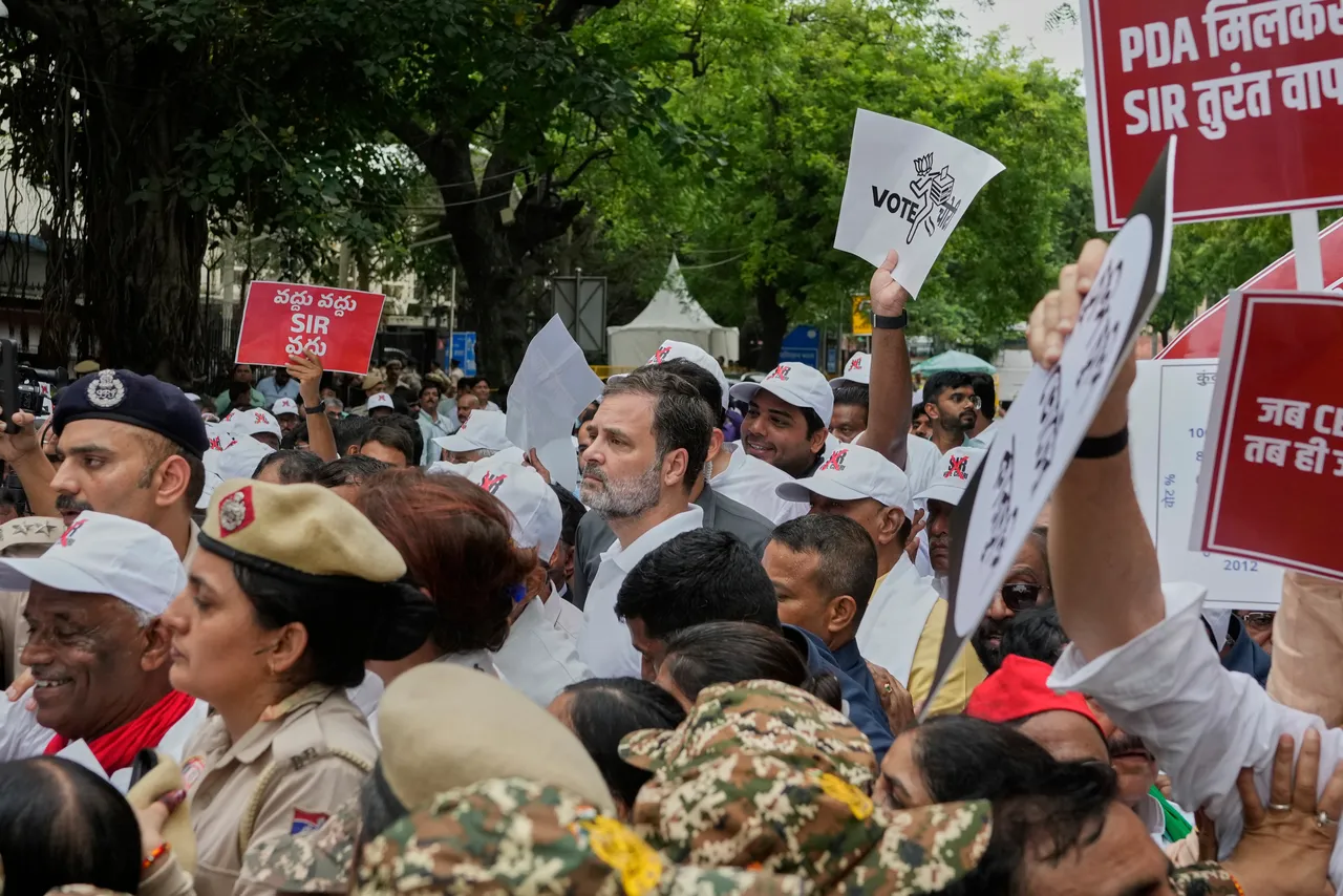 भारत के विपक्षी दलों ने विवादास्पद मतदाता सूची संशोधन के खिलाफ विरोध प्रदर्शन किया
