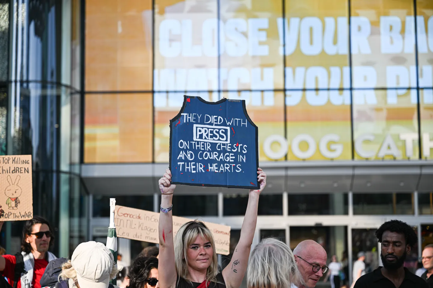 Protest in Utrecht uit solidariteit met Al Jazeera-journalisten die in Gaza zijn gedood door Israël