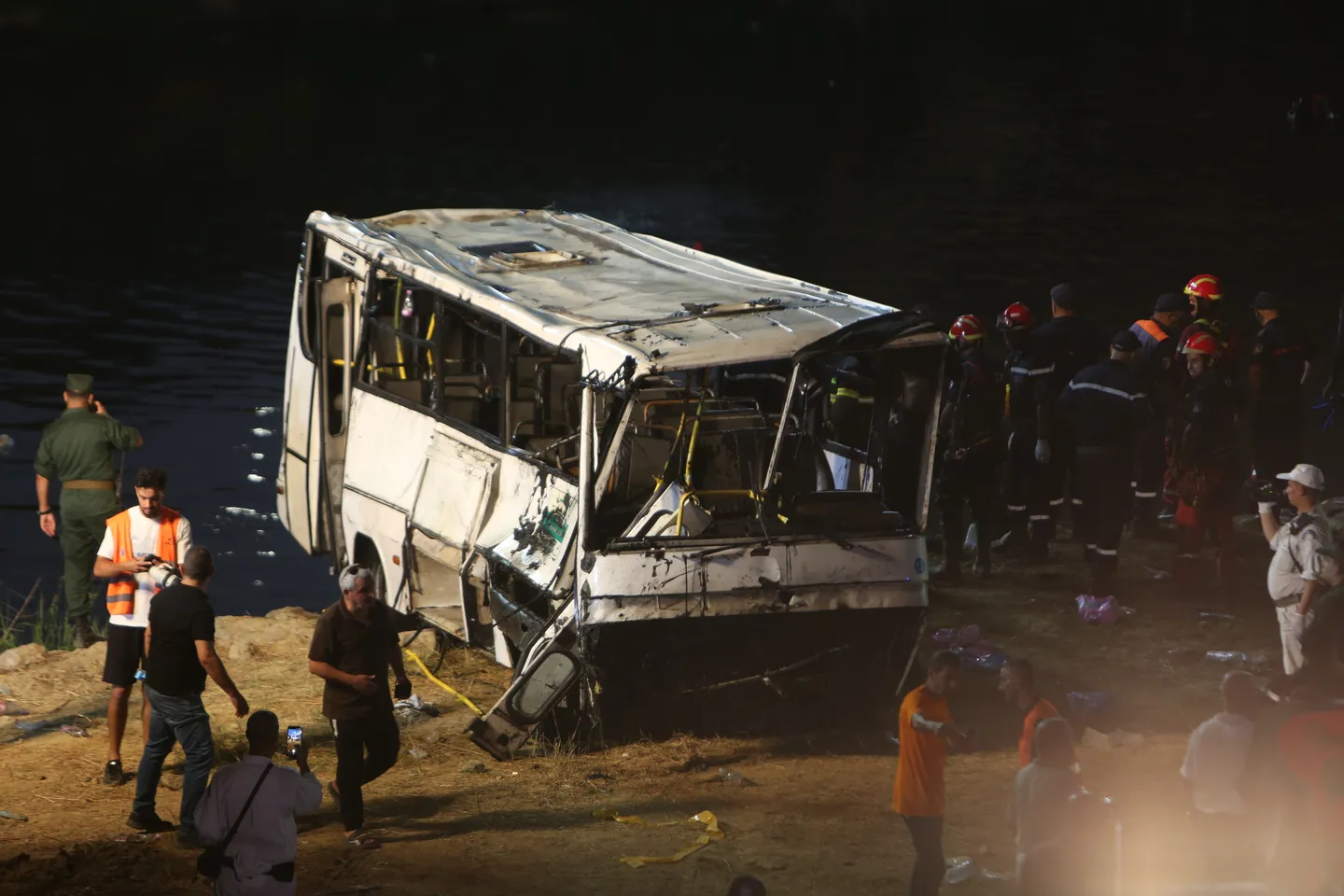 Bie në lumë një autobuz në kryeqytetin e Algjerisë, mbyten 18 persona