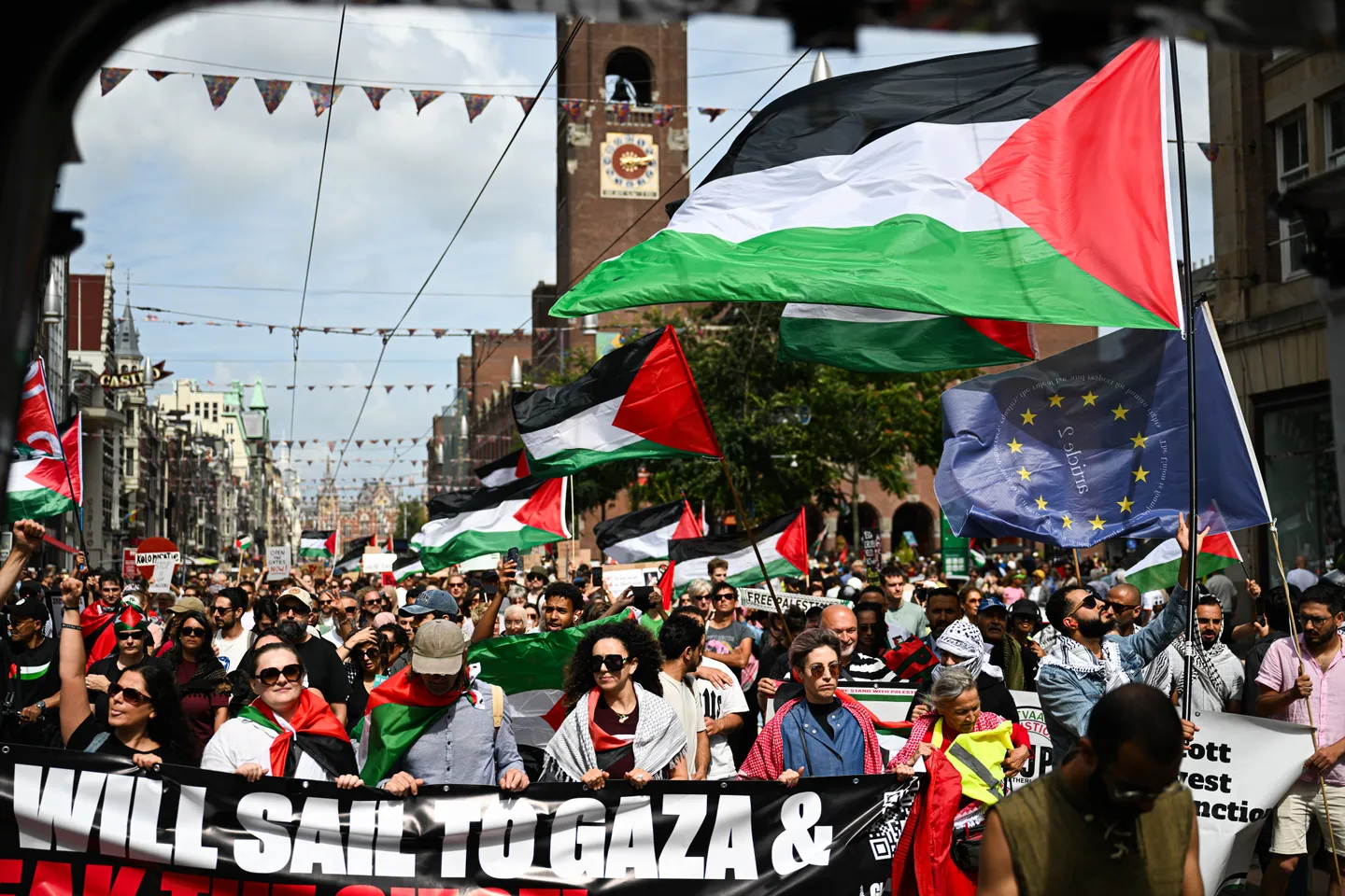 Marshim masiv në Amsterdam kundër luftës në Gaza dhe sulmeve ndaj gazetarëve