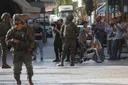 قوات الاحتلال تشن حملة اعتقالات واسعة ومستوطنون يقتحمون الأقصى ويعتدون على فلسطينيين بالضفة