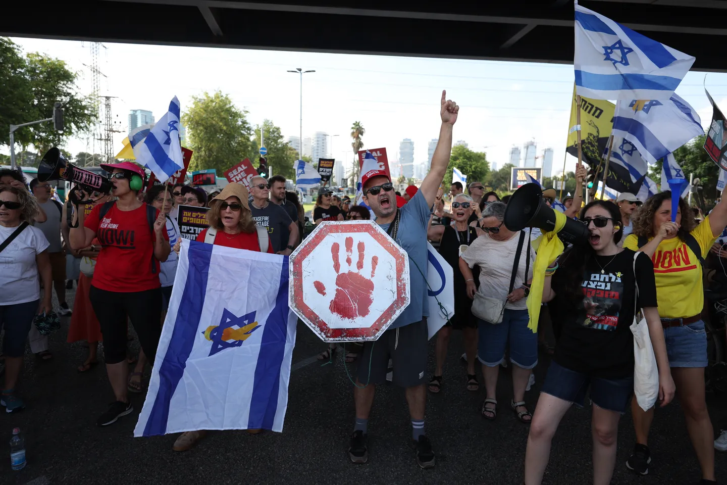 Protestuesit bllokojnë rrugët e Tel Avivit, kërkojnë marrëveshje për lirimin e pengjeve