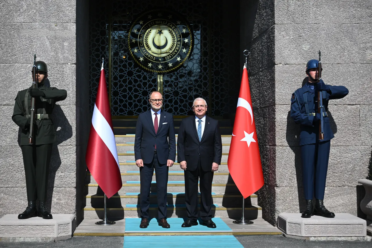 Ministri turk i mbrojtjes pret homologun letonez në Ankara