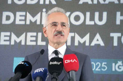 تركيا تعلن استعدادها لإعادة تشغيل سكة حديد قرب الحدود مع سوريا