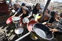 Fëmijët palestinezë presin në radhë për vakte të ngrohta mes bllokadës izraelite në Gaza
