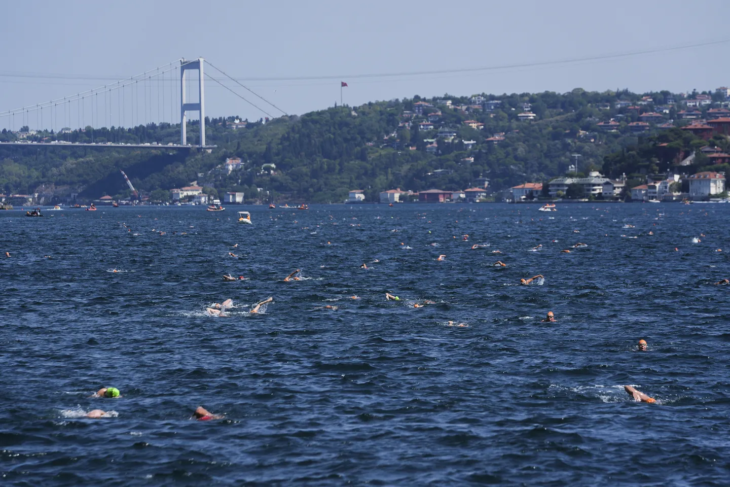 Istanbul: Više od 2.800 sportista plivalo 6,5 kilometara s jednog kontinenta na drugi