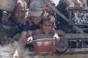 “Sin ayuda, mi familia morirá”: Israel ha matado de hambre a 300 palestinos en Gaza