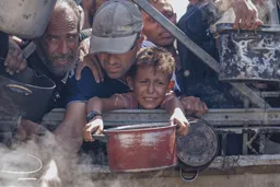 “Sin ayuda, mi familia morirá”: Israel ha matado de hambre a 300 palestinos en Gaza