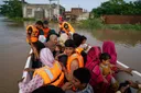 भारत नियंत्रित कश्मीर में अचानक आई बाढ़ से 34 लोगों की मौत, पाकिस्तान में 2,10,000 से अधि