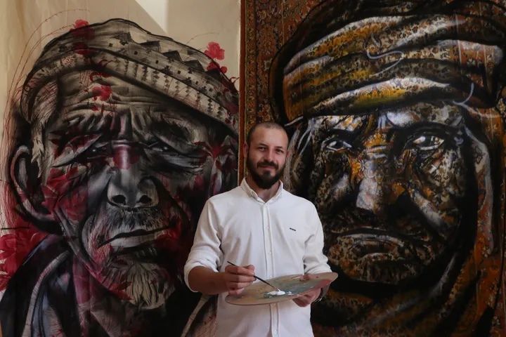 Qilimat dhe perdet e hedhura rikthehen në vepra arti me furçën e piktorit